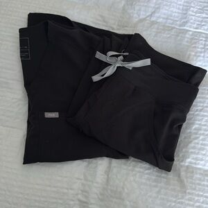 Black Figs Scrubs Set l, wideleg Livingston bottom
XS top/ XS-petite bottoms